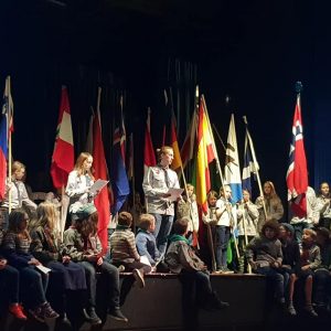 17. Oslo Kampianerne speiderkruppe i samfunnshallen med flag