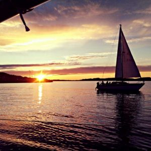 Bestum sjøspeiderne båt i solnedgangen